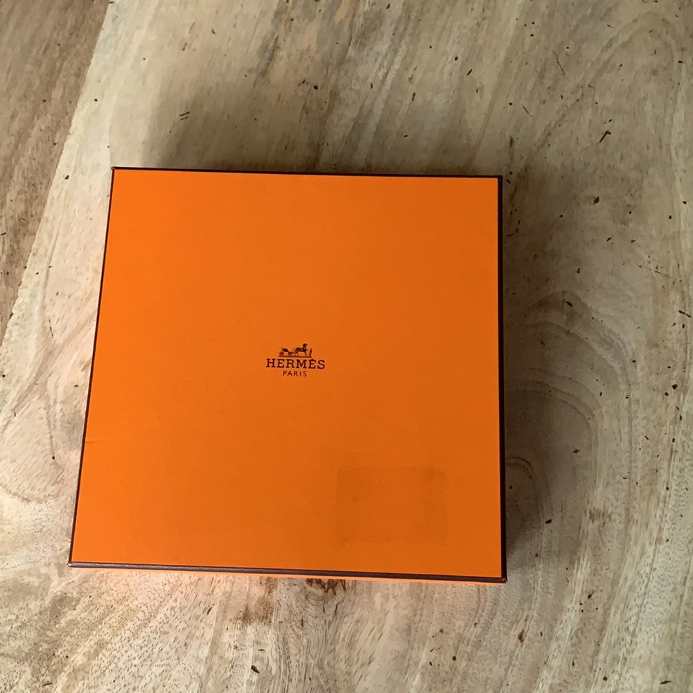 HERMÈS gift box w/silk paper